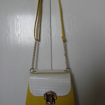 Ženska žuto-bijela torba