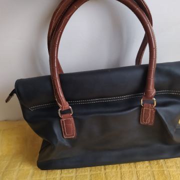 Žensku torba "Crno smeđa" kao nova.