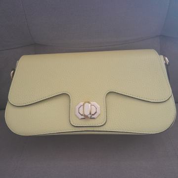 Žuta kožna torbica