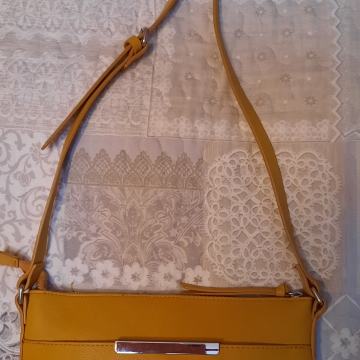 Žuta torba srednje veličine