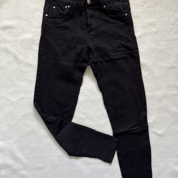 Bershka crne traperice vl.38