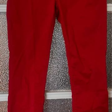 Crvene uske traperice