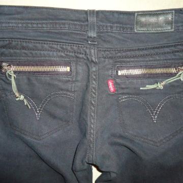 Levis traperice crne