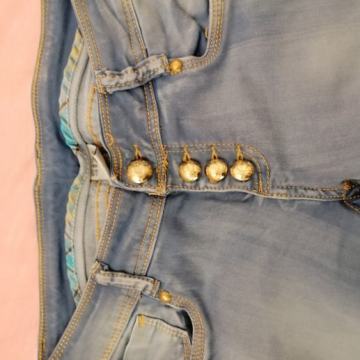 Svijetlo plave traperice