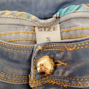 Svijetlo plave traperice