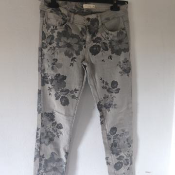 Ženske traperice s uzorkom