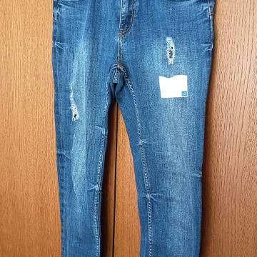 ženske traperice  vel 28/32