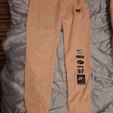 Novi donji dio trenirka Nike