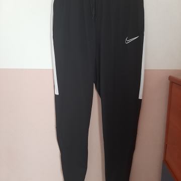 Novi donji dio trenirke Nike