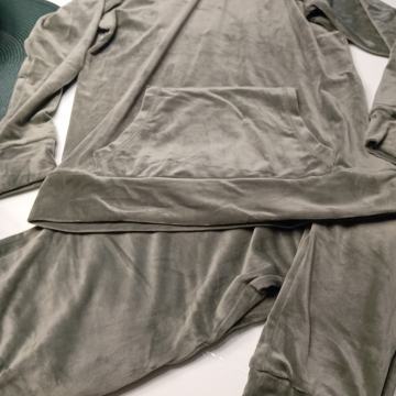 MASLINASTO ZELENA PLIŠANA TRENIRKA VEL. S/M - NOVO