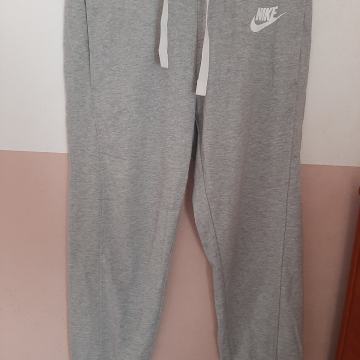 Ženske capri hlače Nike