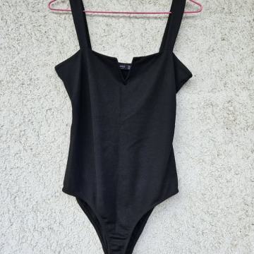 Crni body s debljim naramenicama