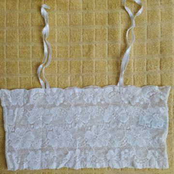 Donje rublje čipkasto 37 x 17 x 34cm.