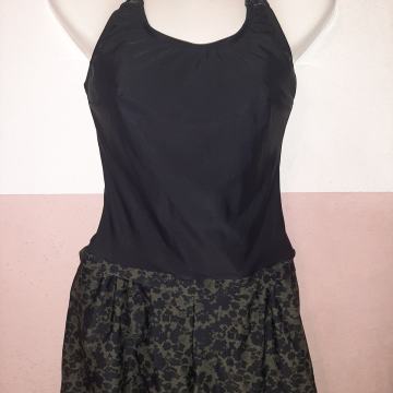 Novi jednodjelni kupaći kostim s hlačicama