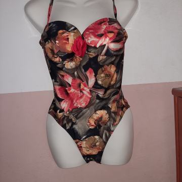 Novi jednodjelni kupaći kostim