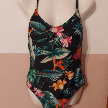 Novi jednodjelni kupaći kostim