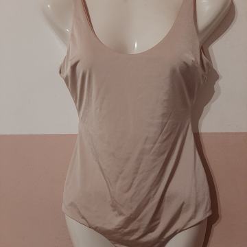 Novi jednodjelni ženski kupaći kostim