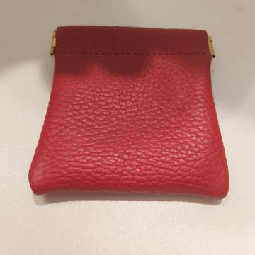 Crveni kožni novčanik za kovanice