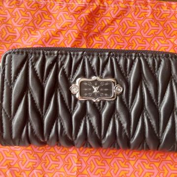 Louis Vuitton ženski crni kožni  novčanik sa logom
