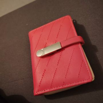 Novčanik novi crveni s pretincima za kartice, novčanice i kovanice