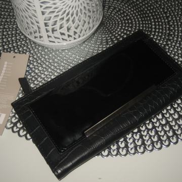 NOVI CRNI NOVČANIK - KOMBINACIJA LAKA I KOŽE