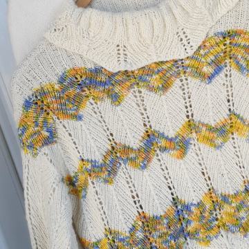 NOVI bijelo šareni pulover sa rol ovratnikom L/42