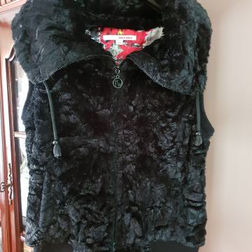 Crni plišani prsluk