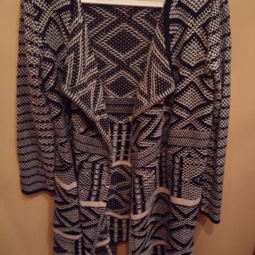 NOVI CRNO-BIJELI KARDIGAN 38 M DUGI PLETENI WATERFALL VESTA