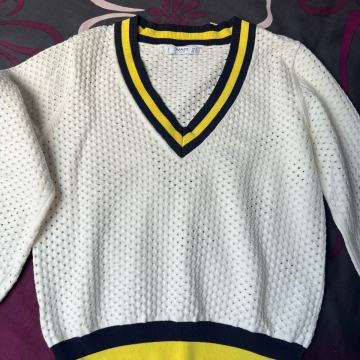 MNG rupičasti pulover