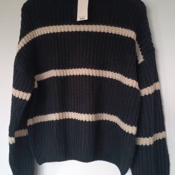Pletena prugasta vesta s visokim ovratnikom