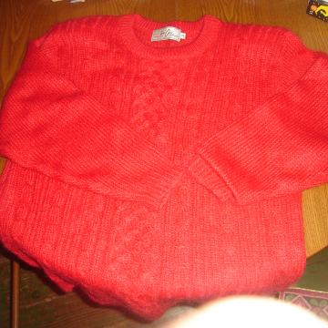 prodajem ženski pulover,crveni,novi