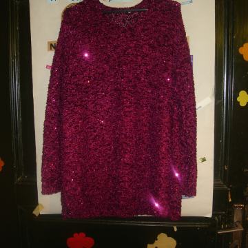 Prodajem ženski pulover,ljubičasti sa šljokicama