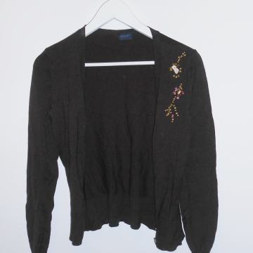 Smeđa vesta s perlicama