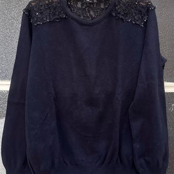 Tamno plava vesta s čipkom