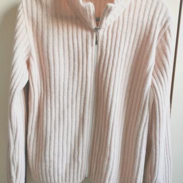 Topli pulover, jednom nošen