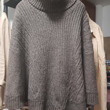 Vuneni pončo s dolčevita kragnom