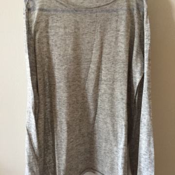 Novi Zara pulover sa zanimljivim rukavima, S