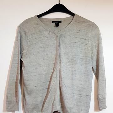 Ženska siva vesta na kopčanje brenda Mango