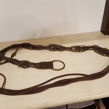 Smeđi remen od pamučnih traka, kože i metala