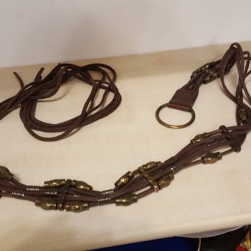 Smeđi remen od pamučnih traka, kože i metala