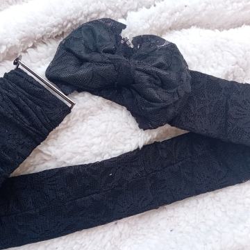 CRNI ČIPKANI REMEN NA GUMU - NOVO