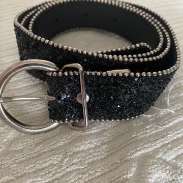 Zenski crni sjajni remen