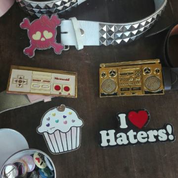 Ženski remeni sa atraktivnim kopčama i 20ak bedževa