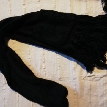 Crni topli šal sa rukavicama