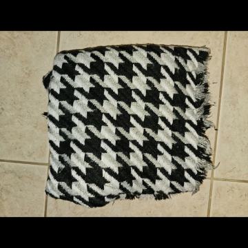 Crno-bijeli šal ženski