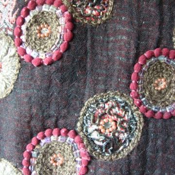 CROATA šal zanimljivog ornamenta, s aplikacijama