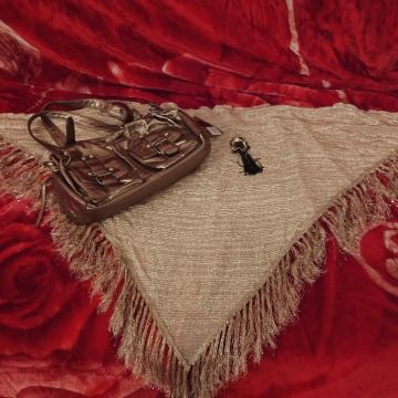 Trokutasta marama,torbica i broš boje zlata LOT