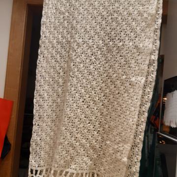 Ženski šal bijeli ručno pleteni