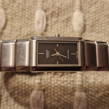 Casio zenski sat