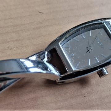 DKNY - ženski sat sa narukvicom